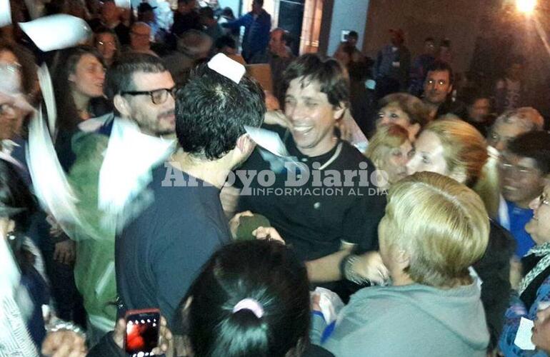 Celebración. Una de las imágenes del festejo anoche tras los resultados del escrutinio.