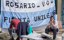 Desazón e incertidumbre de los trabajadores de la fábrica de Villa Gobernador Gálvez.Foto: Alan Monzón/Rosario3.com
