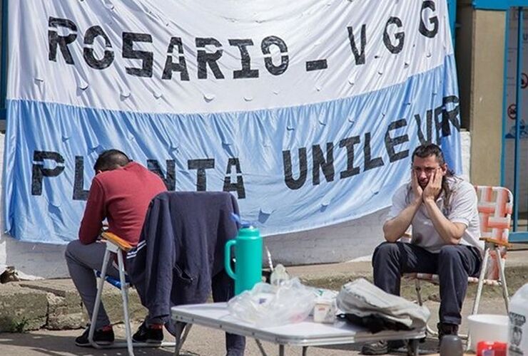 Desazón e incertidumbre de los trabajadores de la fábrica de Villa Gobernador Gálvez.Foto: Alan Monzón/Rosario3.com