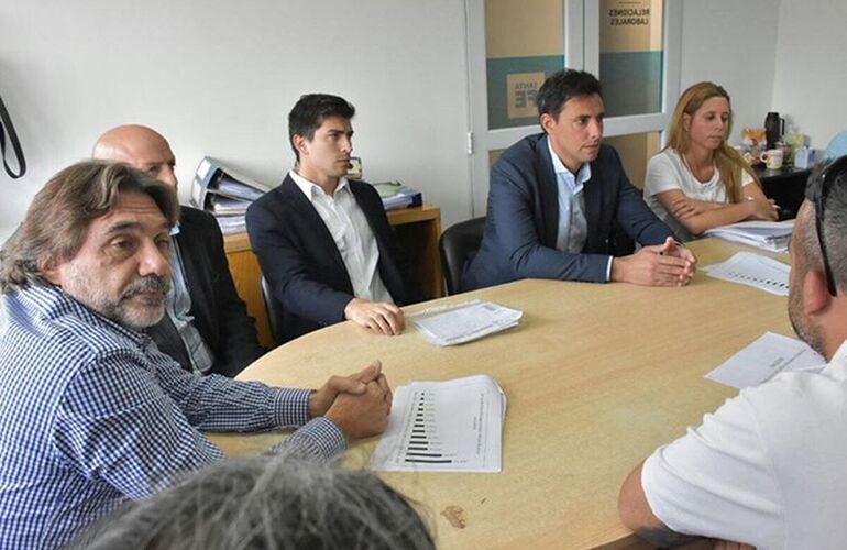 Pasado el mediodía una audiencia en el Ministerio de Trabajo provincial destrabó en parte el conflicto. Hay conciliación obligatoria. Pasado el mediodía una audiencia en el Ministerio de Trabajo provincial destrabó en parte el conflicto. Hay conciliación obligatoria.