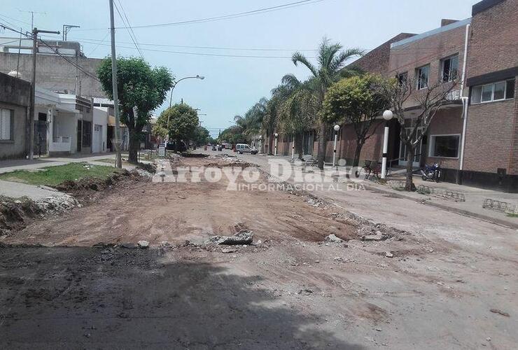 Frente a CAU. Los trabajos se iniciaron esta semana y calle Rivadavia a la altura de Unión está cortada.