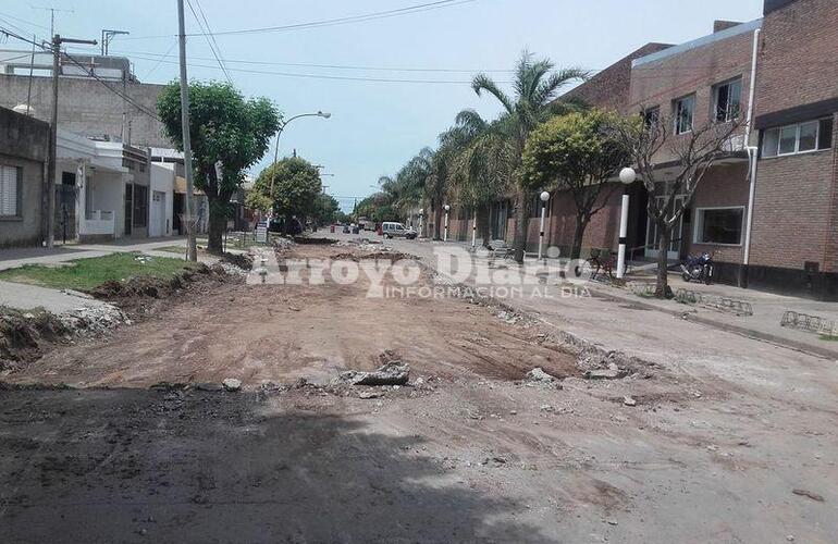 Frente a CAU. Los trabajos se iniciaron esta semana y calle Rivadavia a la altura de Unión está cortada.