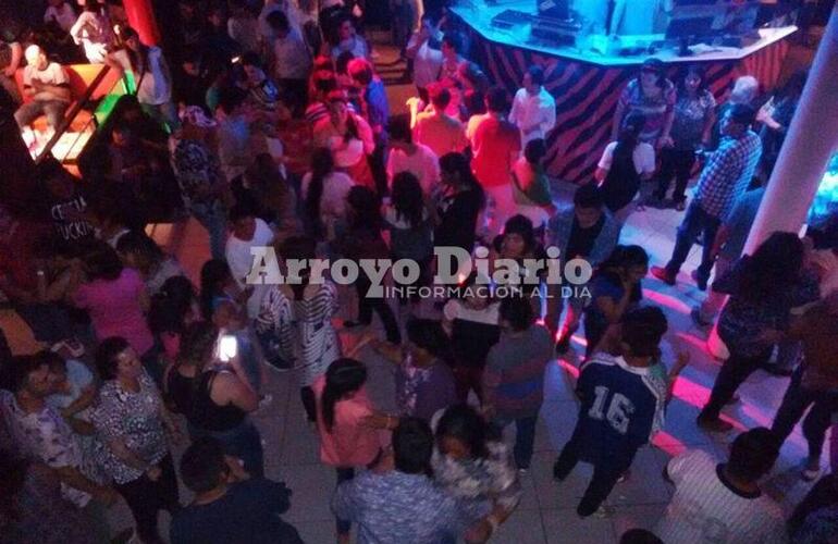De fiesta. Una de las imágenes que dejó la noche de ayer en Across. Foto: Gentileza Florencia D´Alonzo.