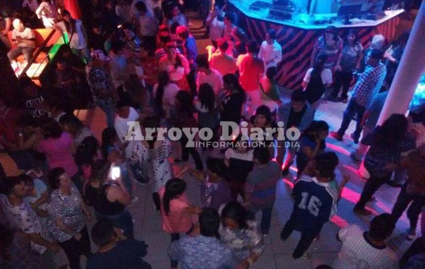 De fiesta. Una de las im&aacute;genes que dej&oacute; la noche de ayer en Across. Foto: Gentileza Florencia D&acute;Alonzo.