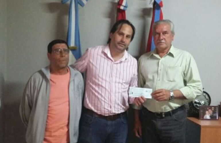 En el d&iacute;a de la fecha. La entrega se materializ&oacute; este viernes. Foto: Facebook