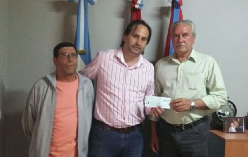 En el d&iacute;a de la fecha. La entrega se materializ&oacute; este viernes. Foto: Facebook