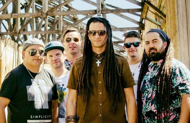 Después de un arduo trabajo. El próximo jueves 2 de noviembre, la banda local presenta su quinto videoclip oficial. Después de un arduo trabajo. El próximo jueves 2 de noviembre, la banda local presenta su quinto videoclip oficial.