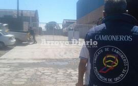 En el lugar. Los representantes del gremio apostados frente a la empresa de biocombustible. Foto: Nicol&aacute;s Trabaina