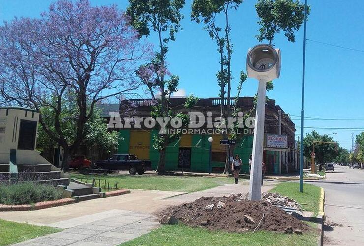 Al mismo lugar. Después de haber sido desterrado de esta esquina, finalmente regresará a la antigua parada de colectivos.