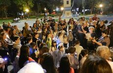 En la plaza. El objetivo de la actividad era recuperar el verdadero sentido de la fecha y el evento se realizó en la Plaza 9 de Julio. Foto: Stella Maris Montecchiari