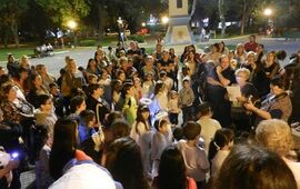 En la plaza. El objetivo de la actividad era recuperar el verdadero sentido de la fecha y el evento se realizó en la Plaza 9 de Julio. Foto: Stella Maris Montecchiari