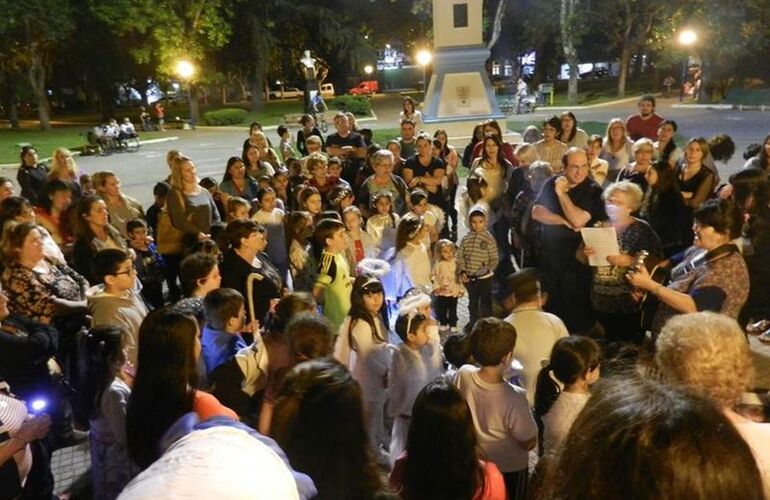 En la plaza. El objetivo de la actividad era recuperar el verdadero sentido de la fecha y el evento se realizó en la Plaza 9 de Julio. Foto: Stella Maris Montecchiari