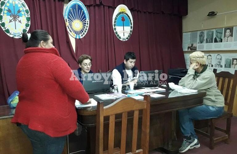 Atendiendo. El personal de la ANSES recibiendo las consultas y trámites en la mañana de hoy.