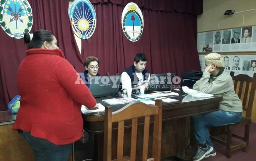 Atendiendo. El personal de la ANSES recibiendo las consultas y tr&aacute;mites en la ma&ntilde;ana de hoy.