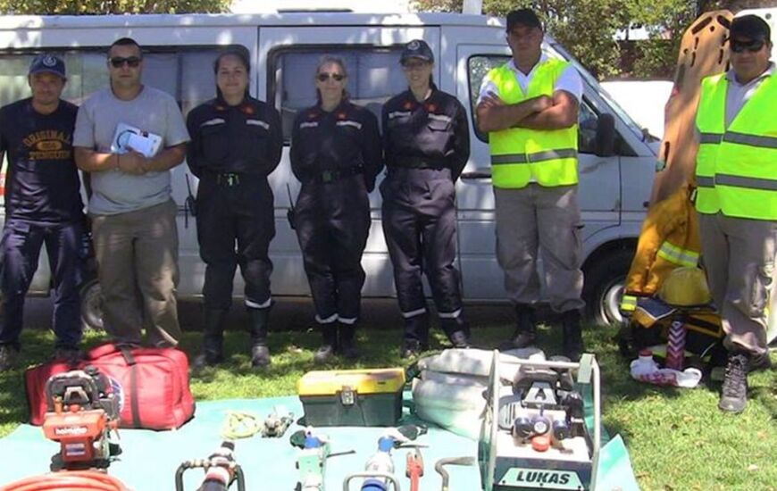 En exposici&oacute;n. Los bomberos tambi&eacute;n se sumaron a la actividad y pusieron en exposici&oacute;n herramientas y elementos con los que cuentan en el cuartel. Foto: Andr&eacute;s Vallasciani