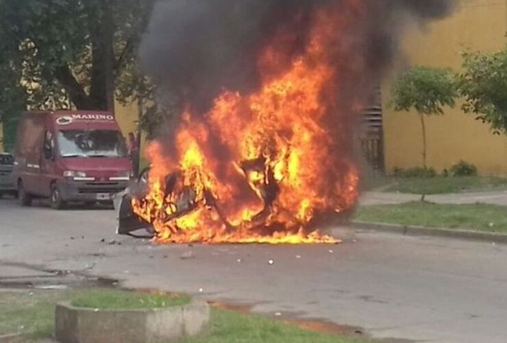 En llamas. El vehículo gris fue prendido fuego por los vecinos. Foto: Rosario3.com