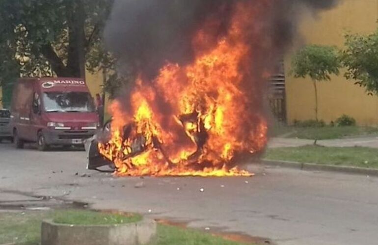 En llamas. El vehículo gris fue prendido fuego por los vecinos. Foto: Rosario3.com