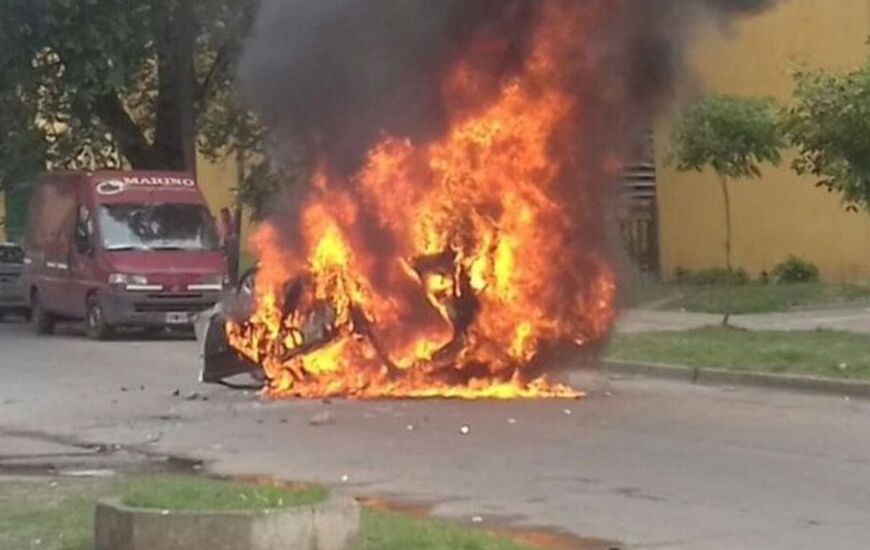 En llamas. El vehículo gris fue prendido fuego por los vecinos. Foto: Rosario3.com