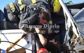Los bomberos trabajaron incansablemente hasta conseguir liberar a la mujer atrapada.