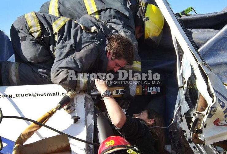 Los bomberos trabajaron incansablemente hasta conseguir liberar a la mujer atrapada.