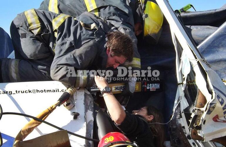 Los bomberos trabajaron incansablemente hasta conseguir liberar a la mujer atrapada.