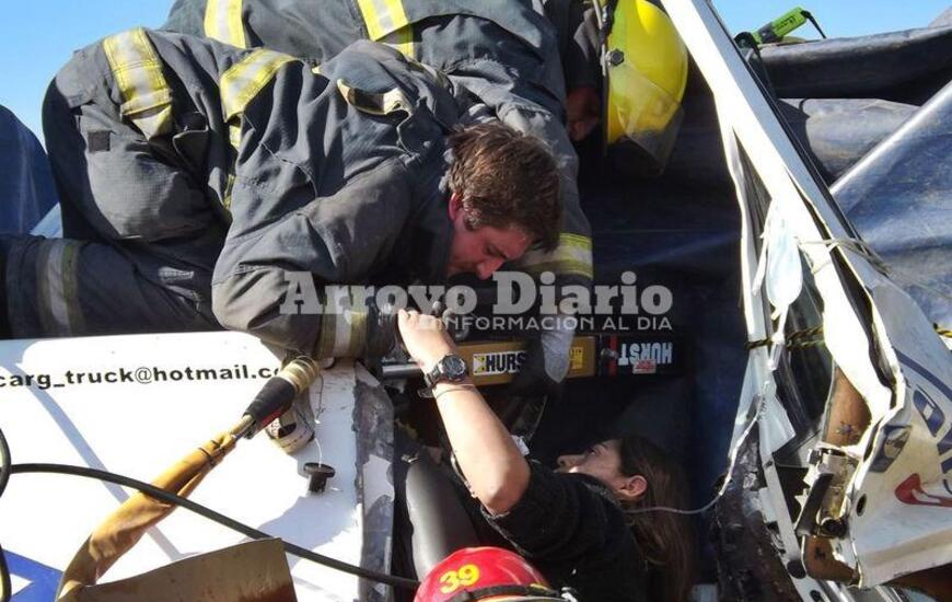 Los bomberos trabajaron incansablemente hasta conseguir liberar a la mujer atrapada.