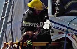 El rescate. Despu&eacute;s de largas horas de trabajo, finalmente y gracias a los bomberos de nuestra zona lograron sacar a Mar&iacute;a Alejandra (25) del interior del coche.
