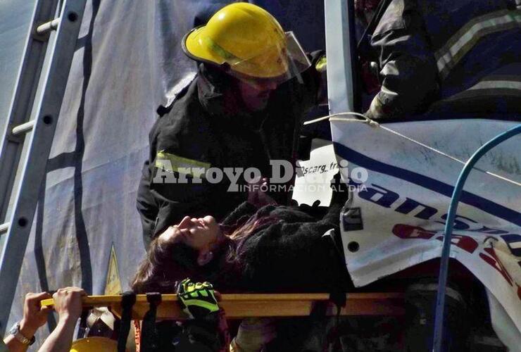 El rescate. Después de largas horas de trabajo, finalmente y gracias a los bomberos de nuestra zona lograron sacar a María Alejandra (25) del interior del coche.