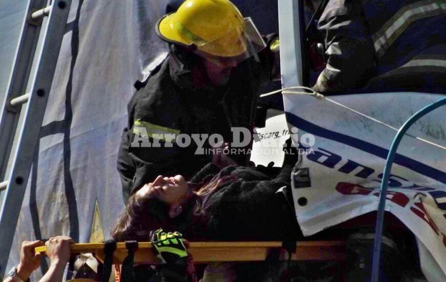 El rescate. Después de largas horas de trabajo, finalmente y gracias a los bomberos de nuestra zona lograron sacar a María Alejandra (25) del interior del coche.