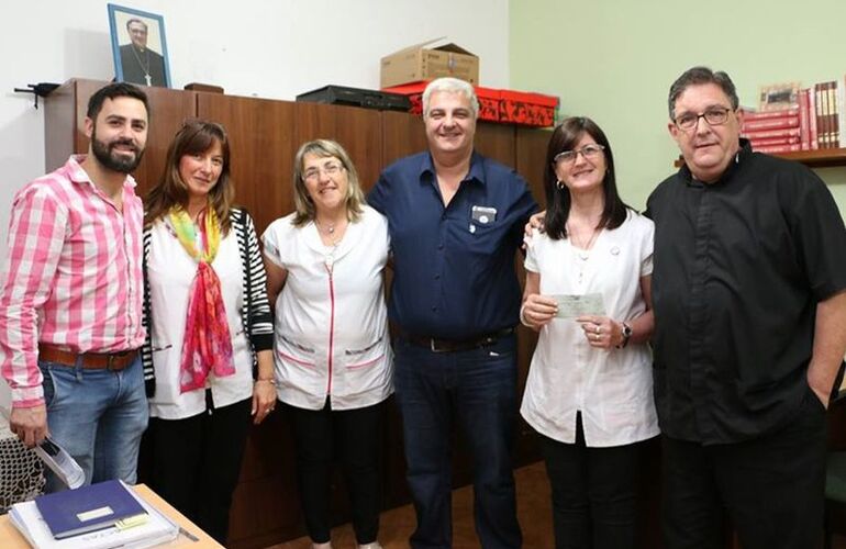 En la "Santa Luc&iacute;a". Esper y De Crist&oacute;fano junto al cuerpo directivo de la Escuela "Santa Luc&iacute;a". Foto: Municipalidad