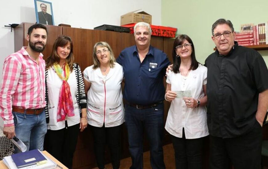 En la "Santa Lucía". Esper y De Cristófano junto al cuerpo directivo de la Escuela "Santa Lucía". Foto: Municipalidad