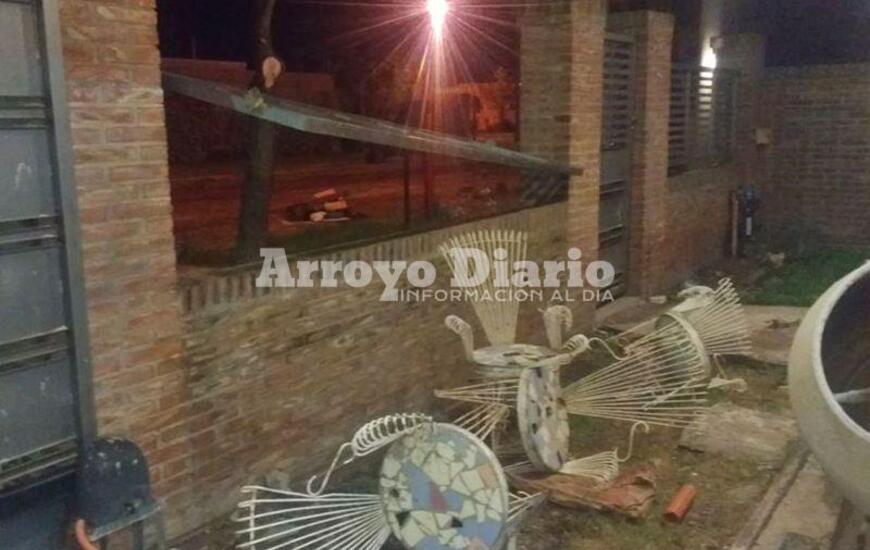 As&iacute; la dejaron. Los ladrones violentaron una de las rejas de la vivienda para valerse el ingreso.