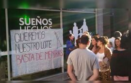 Manifestación. Los vecinos llevan su protesta a las oficinas de la desarrolladora. Foto: Rosario Plus