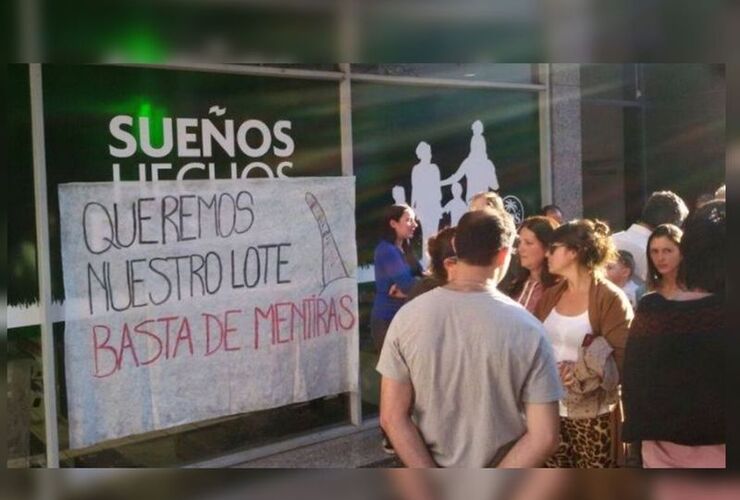 Manifestación. Los vecinos llevan su protesta a las oficinas de la desarrolladora. Foto: Rosario Plus