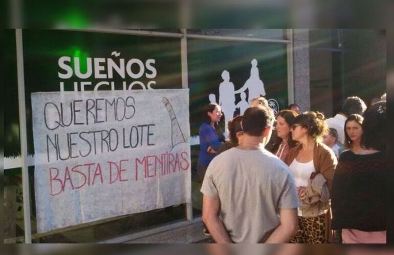 Manifestación. Los vecinos llevan su protesta a las oficinas de la desarrolladora. Foto: Rosario Plus