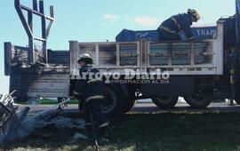 En el lugar. La dotaci&oacute;n trabajando esta tarde tras la salida de emergencia.