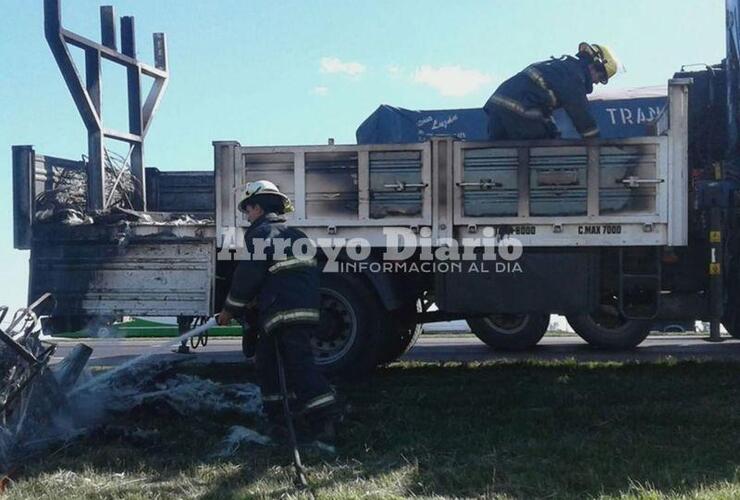 En el lugar. La dotación trabajando esta tarde tras la salida de emergencia.