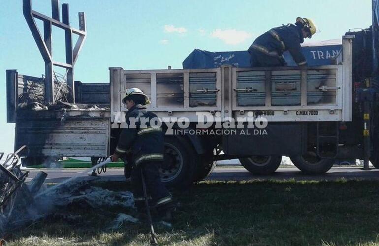 En el lugar. La dotación trabajando esta tarde tras la salida de emergencia.