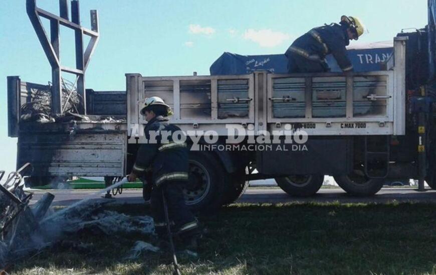 En el lugar. La dotación trabajando esta tarde tras la salida de emergencia.