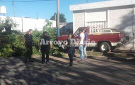 En la imagen. La camioneta todav&iacute;a arriba de la vereda y el arribo del personal policial al lugar.
