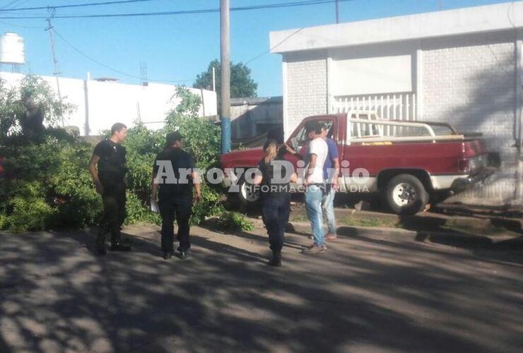 En la imagen. La camioneta todavía arriba de la vereda y el arribo del personal policial al lugar.