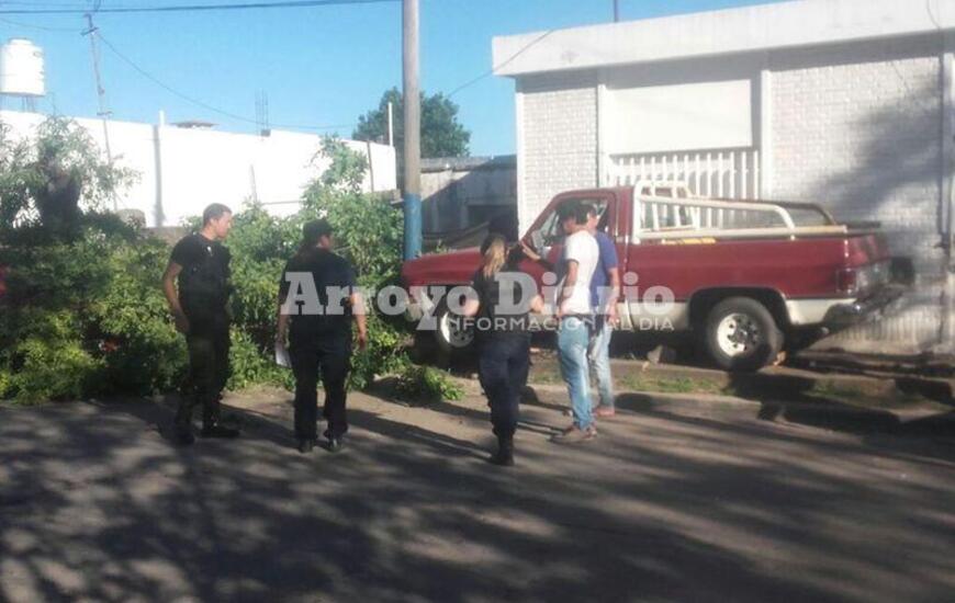 En la imagen. La camioneta todav&iacute;a arriba de la vereda y el arribo del personal policial al lugar.