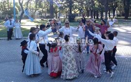 A puro baile. Una de las imágenes que dejó la convocatoria del día de ayer en la plaza céntrica.