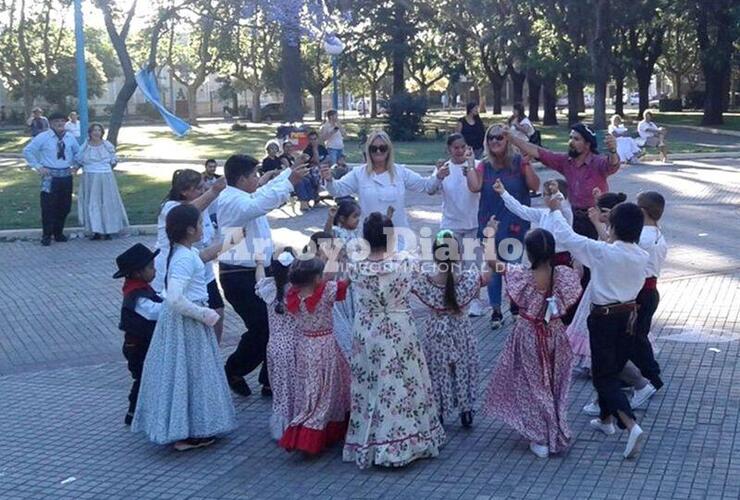 A puro baile. Una de las imágenes que dejó la convocatoria del día de ayer en la plaza céntrica.