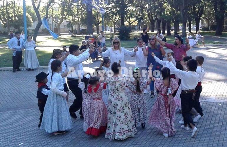 A puro baile. Una de las imágenes que dejó la convocatoria del día de ayer en la plaza céntrica.