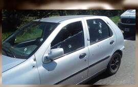 As&iacute; qued&oacute; el coche. El Fiat Palio recibi&oacute; una veintena de impactos de bala. Foto: La Capital