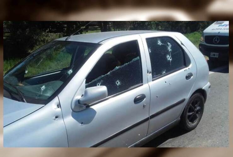 Así quedó el coche. El Fiat Palio recibió una veintena de impactos de bala. Foto: La Capital