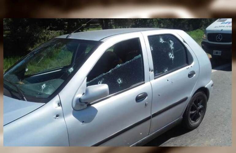 Así quedó el coche. El Fiat Palio recibió una veintena de impactos de bala. Foto: La Capital