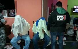 Padre e hijo. José Luis y Julio V. tenían poderosas armas en su casa.
