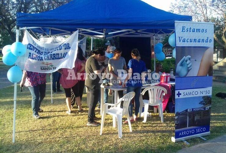 Esta tarde. La jornada se desarrolló con buena participación de vecinos que se acercaron a informarse o para aplicarse vacunas. Fotos: Jorge Cuello